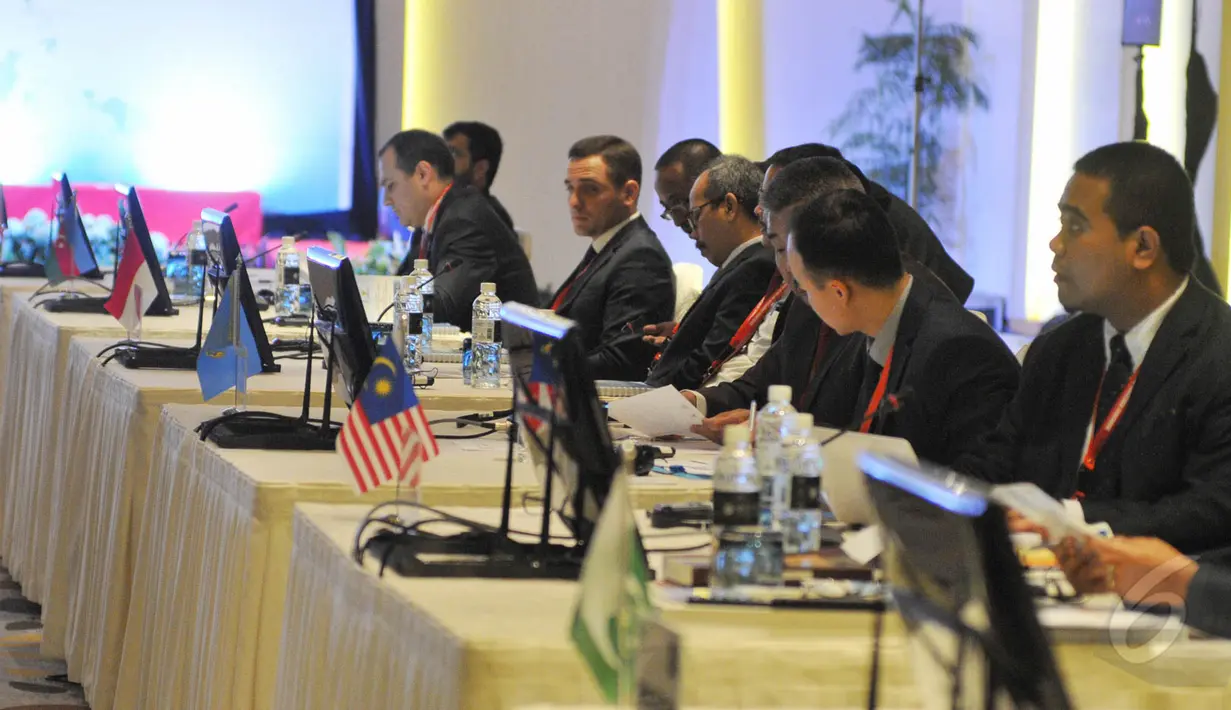 Perwakilan dari negara-negara peserta tampak hadir di pertemuan Sekjen MK se-Asia, Jakarta, Senin (25/5/2015). Pertemuan dihadiri 13 negara peserta membahas rangkaian persiapan jelang kongres yang akan dilakukan pada 2016. (Liputan6.com/Herman Zakharia)