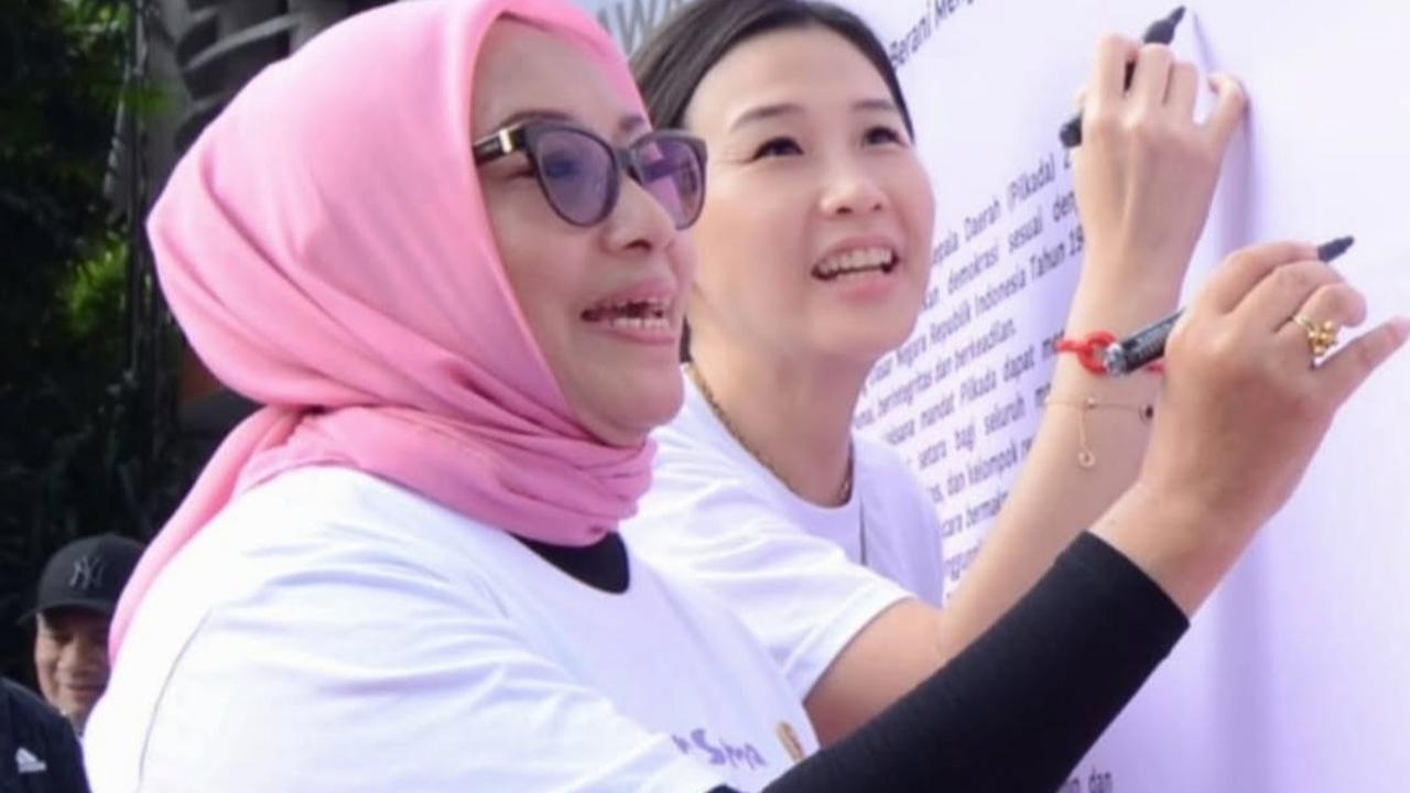 Penampilan Sederhana Tapi Bersinar Veronica Tan Bersama Menteri Arifah