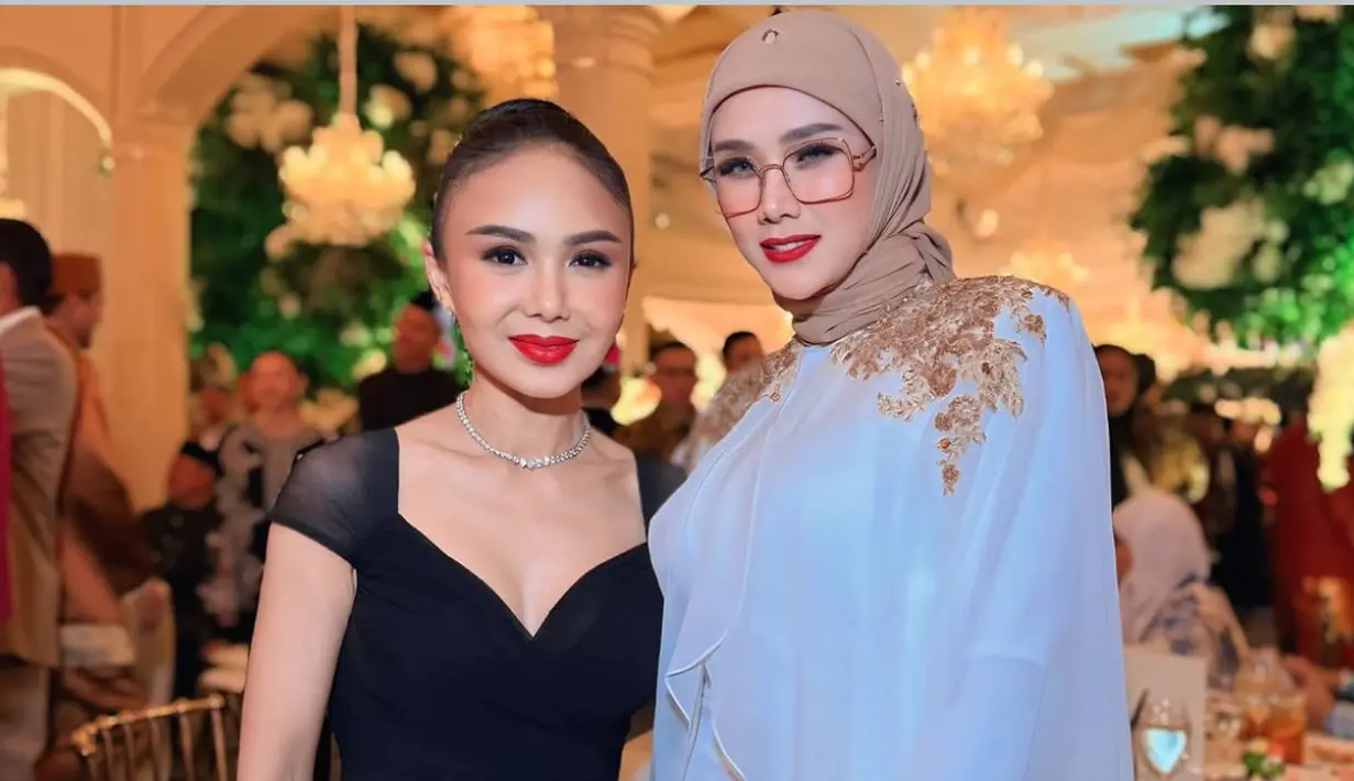 Yuni Shara tampil dengan long dress hitam lengan pendek model kerah v neck. Mulan Jameela juga hadir mengenakan dress putih dengan aksen bordiran bunga coklat serasi dengan kerudungnya. [@mulanjameela1]