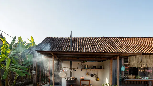 Desain Rumah Desa Memanjang yang Cocok untuk Tanah Sempit (AI)