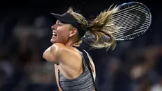 Petenis Rusia, Maria Sharapova mengembalikan bola Patty Schnyder dari Swiss pada pertandingan tunggal pertama putri AS Terbuka 2018 di New York, (28/8). Sharapova tampil sengit melawan petenis berusia 39 tahun tersebut. (AFP Photo/Julian Finney)