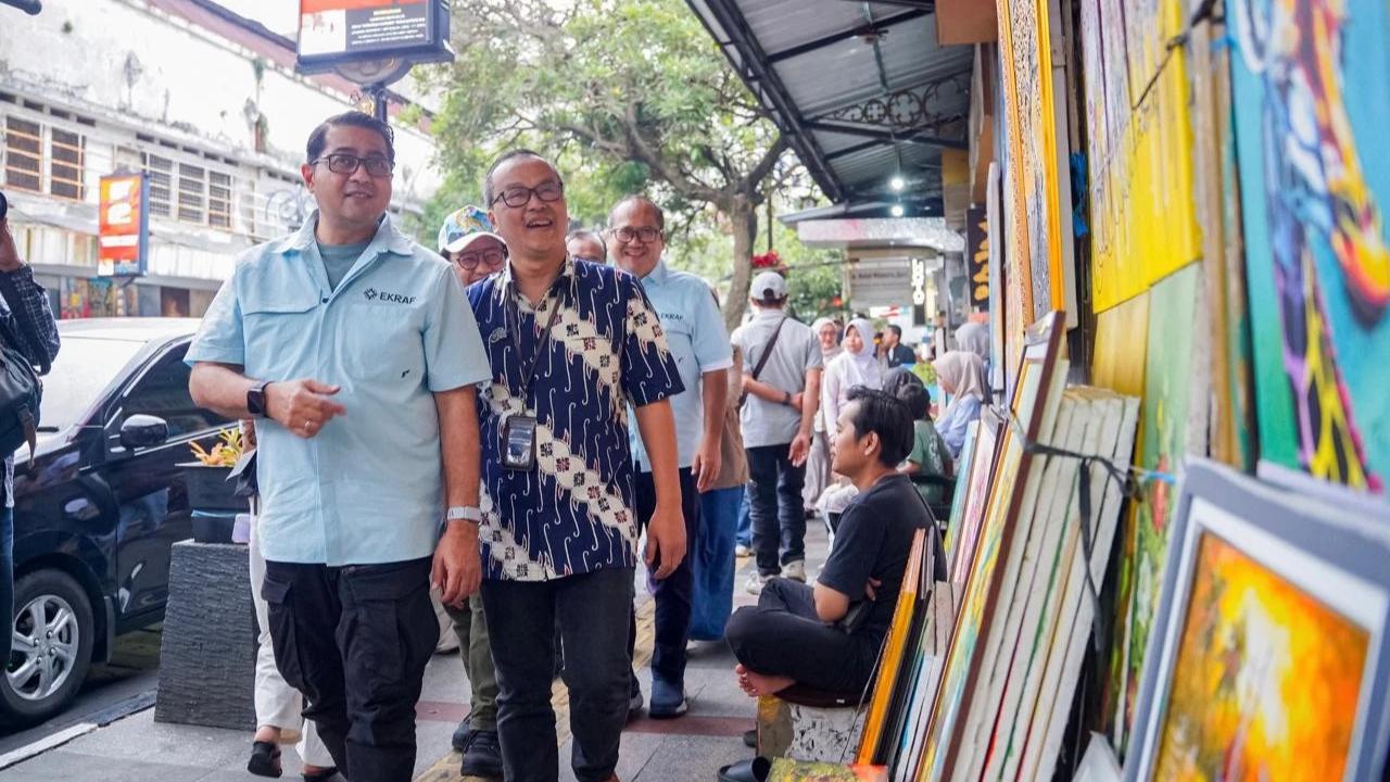 Menteri Ekonomi Kreatif/Kepala Badan Ekonomi Kreatif Teuku Riefky Harsya meninjau ruang kreatif di kawasan Braga dan Pasar Cihapit
