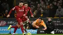 Pemain Liverpool Alex Oxlade-Chamberlain (kiri) menggiring bola melewati pemain Wolverhampton Wanderers Jonny pada pertandingan Liga Inggris di Molineux Stadium, Wolverhampton, Inggris, Kamis (23/1/2020). Liverpool menang 2-1. (AP Photo/Rui Vieira)