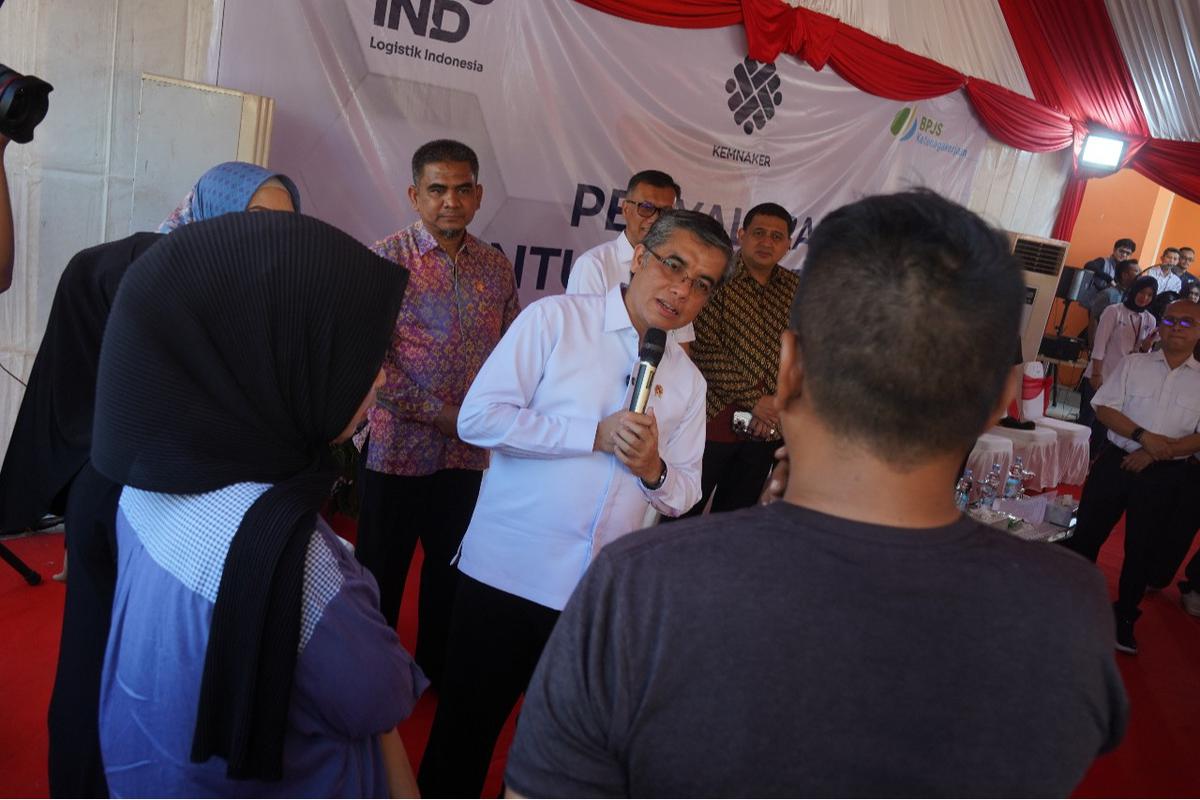 meninjau penyaluran Bantuan Subsidi Upah (BSU) di Kantor Pos Makassar Jalan Slamet Riyadi