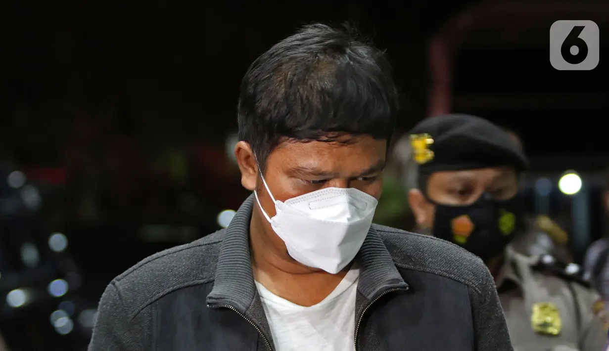 Bupati Kuantan Singingi (Kuansing) Andi Putra saat tiba di Gedung KPK, Jakarta, Rabu (20/10/2021). KPK menangkap Andi Putra dan menetapkannya sebagai tersangka terkait kasus dugaan korupsi perpanjangan izin HGU sawit di Kabupaten Kuansing. (Liputan6.com/Herman Zakharia)