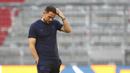 Pelatih Chelsea, Frank Lampard, tampak lesu usai ditaklukkan Bayern Munchen pada laga Liga Champions di Allianz Arena, Sabtu (8/8/2020). Bayern Munchen menang 4-1 atas Chelsea. (AP/Matthias Schrader)