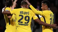 Trio penyerang Paris Saint-Germain (PSG), Edinson Cavani (kiri), Kylian Mbappe (tengah) dan Neymar, melakukan selebrasi usai menjebol gawang Metz, pada laga lanjutan Ligue 1 2017-2018, di Saint-Symphorien, Longeville-les-Metz, Sabtu (9/9/2017) dini hari W