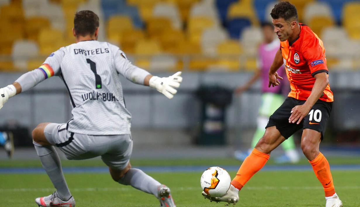 Pemain FC Shakhtar Donetsk, Junior Moraes, melepaskan tendangan ke gawang VfL Wolfsburg pada laga Liga Europa di Stadion NSK Olimpiyskiy, Kiev, Rabu (5/8/2020). Shakhtar Donetsk menang 3-0 atas Wolfsburg. (AP/Efrem Lukatsky)
