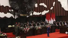 Presiden Joko Widodo membungkukan badan ke arah anggota dewan sebelum menyampaikan Pidato Kenegaraan pada Sidang Tahunan MPR 2019 di Kompleks Parlemen, Senayan, Jakarta, Jumat (16/8/2019). Jokowi akan menyampaikan pidato dalam tiga sesi dengan tema yang berbeda. (Liputan6.com/Johan Tallo)