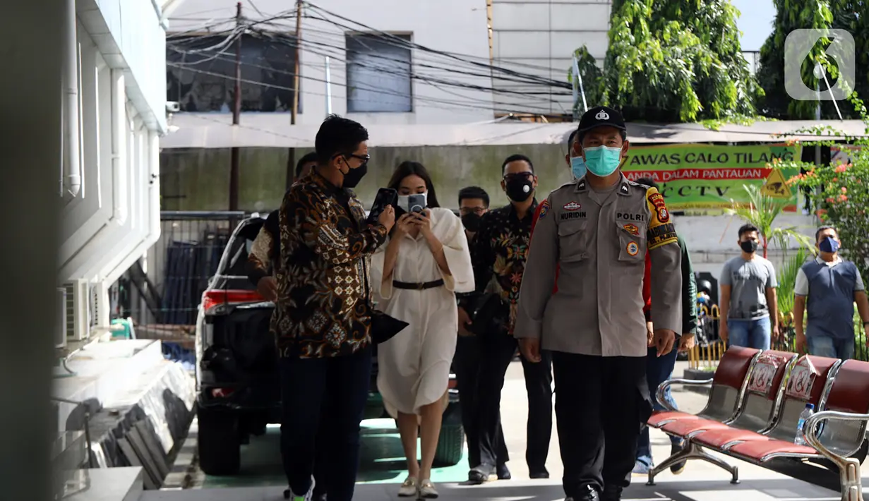 Artis Gisella Anastasia atau Gisel saat tiba di Pengadilan Jakarta Selatan, Selasa (23/3/2021). Gisel dihadirkan sebagai saksi kasus penyebar video syur dirinya dan Michael Yukinobu Defretes dengan terdakwa PP dan MN. (Liputan6.com/Herman Zakharia)