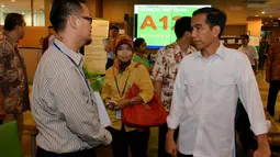Presiden Joko Widodo bertanya kepada salah seorang pengunjung di kantor Badan Koordinasi Penanaman Modal, Jakarta, Selasa (28/10/14). (Rumgapres/Agus Suparto)