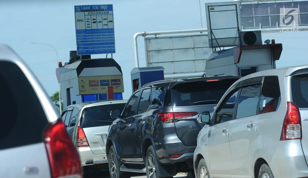 Kendaraan antre masuk pintu keluar Tol Brebes Barat, Jawa Tengah, Sabtu (23/12). Untuk mengurangi kemacetan di pintu Tol Brebes Timur petugas mengalihkan arus lalu lintas keluar Tol Brebes Barat. (Liputan6.com/Helmi Fithriansyah)