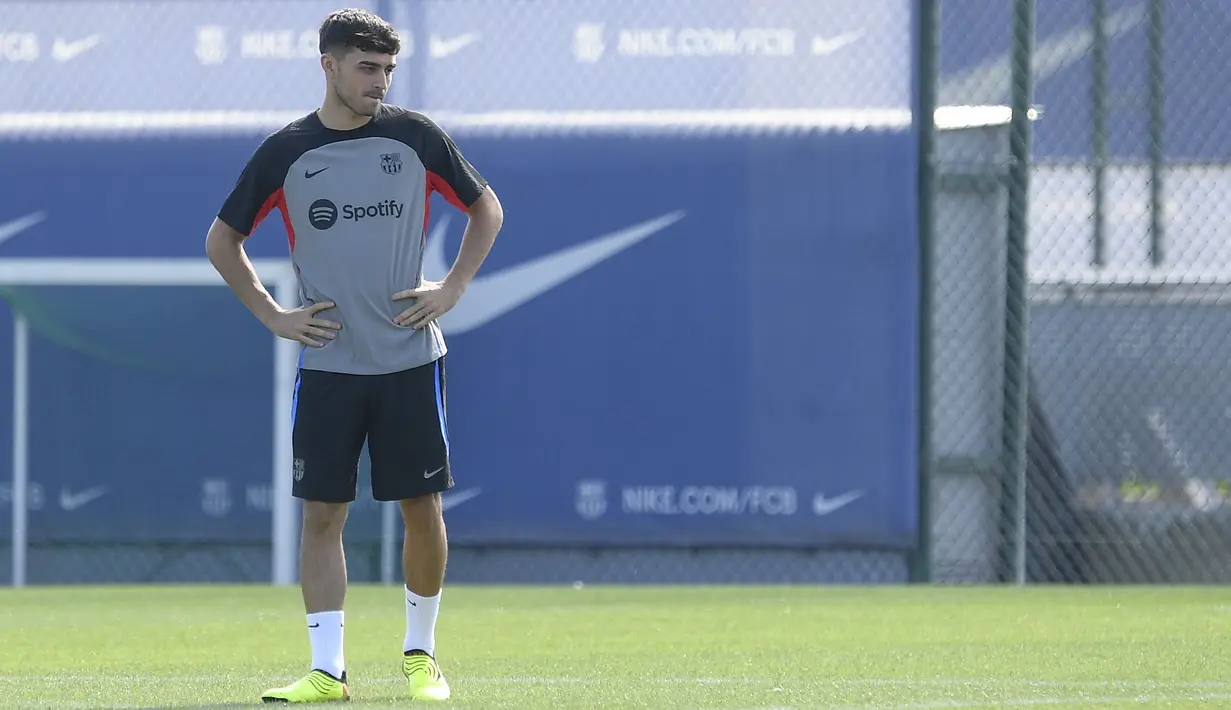 Gelandang Barcelona Spanyol Pedri menghadiri sesi latihan jelang ditantang Viktoria Plzen pada matchday 1 Grup C Liga Champions 2022/2023, di Ciudad Deportiva dekat Barcelona, Selasa (6/9/2022).  Dengan perbedaan kualitas skuad di antara keduanya, Barcelona seharusnya bisa melalui laga pertama ini tanpa kesulitan. (Josep LAGO / AFP)