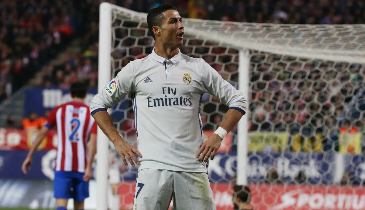 Gaya Cristiano Ronaldo usai mencetak gol kegawang Atletico Madrid pada Liga La Liga Spanyol di Vicente Calderon Stadium, Madrid, Spanyol, (19/11).Berkat tiga gol di kandang Atletico, Ronaldo mengemas 18 gol di derby Madrid. (Reuters/Sergio Perez)