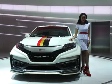 Kiprah para perempuan berparas cantik selalu menyegarkan tiap pameran otomotif digelar.
