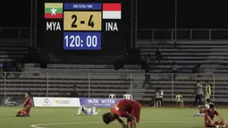 Para pemain Timnas Indonesia U-22 sujud syukur usai mengalahkan Myanmar U-22 pada semifinal SEA Games 2019 di Stadion Rizal Memorial, Manila, Sabtu (7/12). Indonesia menang 4-2 atas Myanmar. (Bola.com/M Iqbal Ichsan)