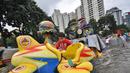 Tingginya curah hujan di wilayah Jakarta mengakibatkan sejumlah fasilitas umum ikut terendam banjir, Jakarta, Selasa (10/2). Tampak sejumlah anak bermain di lahan bermain Kemayoran yang terendam banjir. (Liputan6.com/Faizal Fanani)