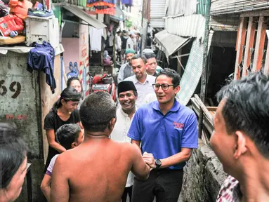 Calon Gubernur DKI Jakarta periode 2017, Sandiaga Uno, bersalaman dengan warga ketika menyambangi permukiman Duri Pulo, Gambir, Jakarta, Kamis (5/5). Sandiaga melakukan silaturahmi sekaligus berdialog dengan warga sekitar. (Liputan6.com/Yoppy Renato)