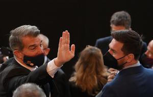 Joan Laporta saat menyapa Lionel Messi di acara pelantikannya menjadi presiden Barcelona (AFP)