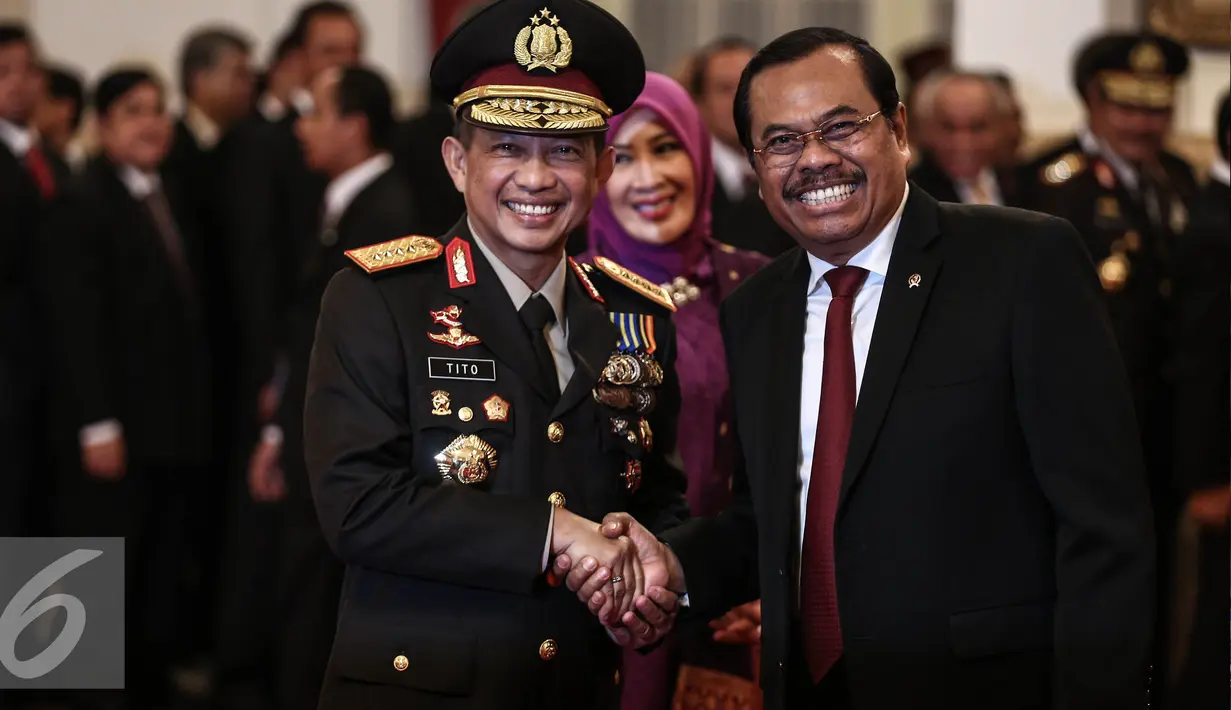 Tito Karnavian menerima ucapan selamat dari Jaksa Agung, HM Prasetyo usai pelantikan di Istana Negara, Jakarta, Rabu (13/7). Tito dilantik dengan Keputusan Presiden tentang pengangkatan Kapolri Nomor 48/Polri/Tahun 2016. (Liputan6.com/Faizal Fanani)