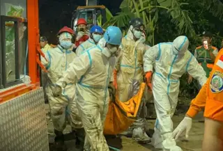 Tim SAR gabungan kembali menemukan korban tewas akibat longsoran gunungan sampah di  Zona 4 TPST Bantargebang. (Foto: Istimewa).