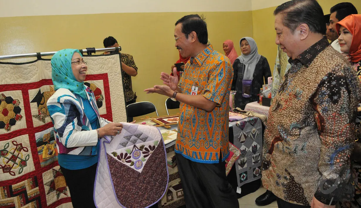 Walikota Jakarta Selatan Syamsudin Noor (tengah) menyapa para pedagang di Beranda Nusantara, Mall Kota Kasablanka, Jakarta (22/5/2015). Sebanyak 68 pelaku UKM dan 32 PKL di Jakarta Selatan akan direlokasi ke Mal Kasablanka (Liputan6.com/Herman Zakharia)
