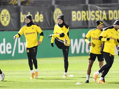 Pemain Borussia Dortmund saat sesi latihan jelang laga Liga Champions, Selasa (24/11/2020). Dortmund akan berhadapan dengan Club Brugge. (AP/Martin Meissner)
