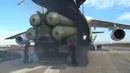 Sebuah potongan rekaman video dari Departemen Pertahanan Rusia pada (26/11). Sistem rudal pertahanan udara S-400 Rusia dikeluarkan dari pesawat cargo saat tiba di pangkalan udara Hmeymim di Suriah. (Reuters/ Departemen Pertahanan Federasi Rusia)