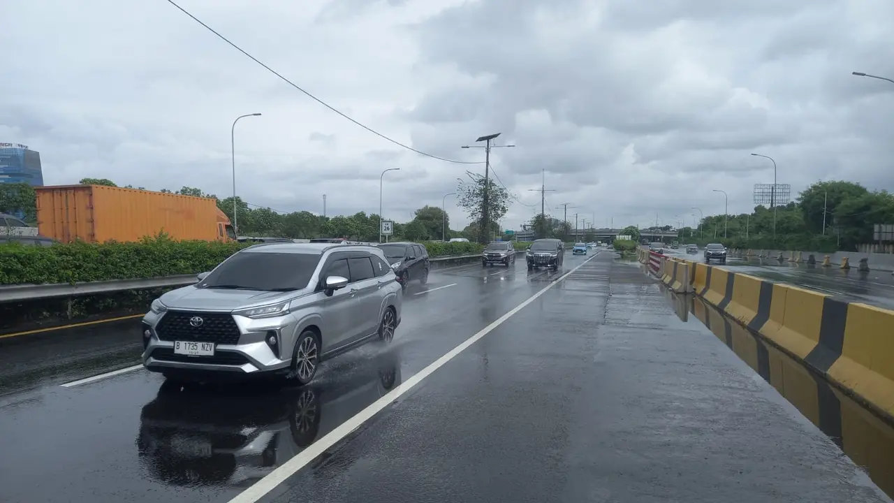Ruas Tol Sedyatmo KM 26 yang mengarah ke Bandara Soekarno-Hatta (Soetta) masih mengalami genangan air, mengganggu kelancaran lalu lintas. (Istimewa)