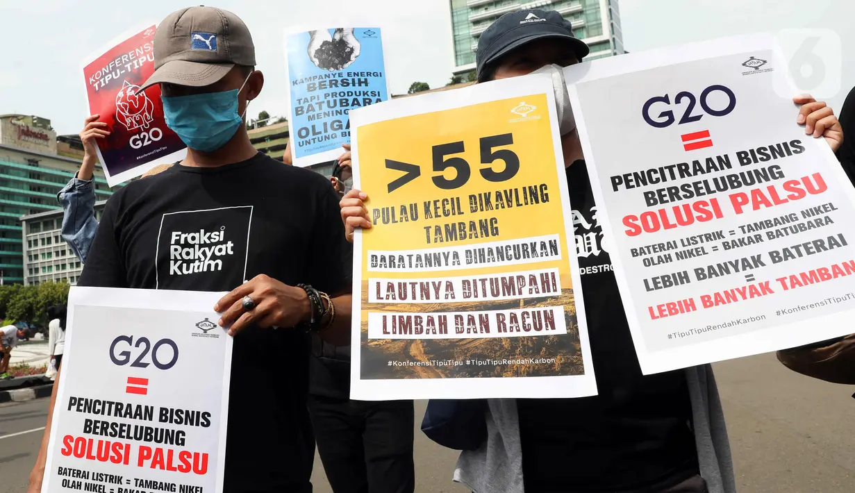 Aktivis iklim membawa sejumlah poster saat melakukan aksi teatrikal di kawasan Bundaran Hotel Indonesia, Jakarta, Minggu (13/11/2022). Aksi yang digelar berbarengan dengan penyelenggaraan G20 ini meminta pemimpin dunia menemukan solusi bersama atas kondisi ekonomi global. (Liputan6.com/Herman Zakharia)