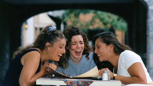 [Bintang] Meski Nggak Ngelawak, 3 Zodiak Ini Bisa Bikin Orang Ketawa