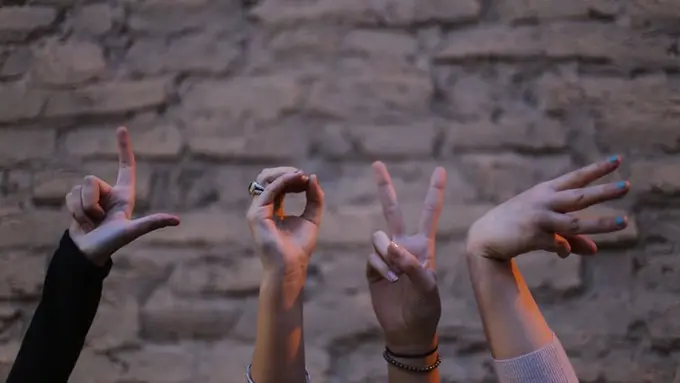 Bukan Cuma Indonesia, Negara Ini Juga Punya Mitos Hubungan Asmara