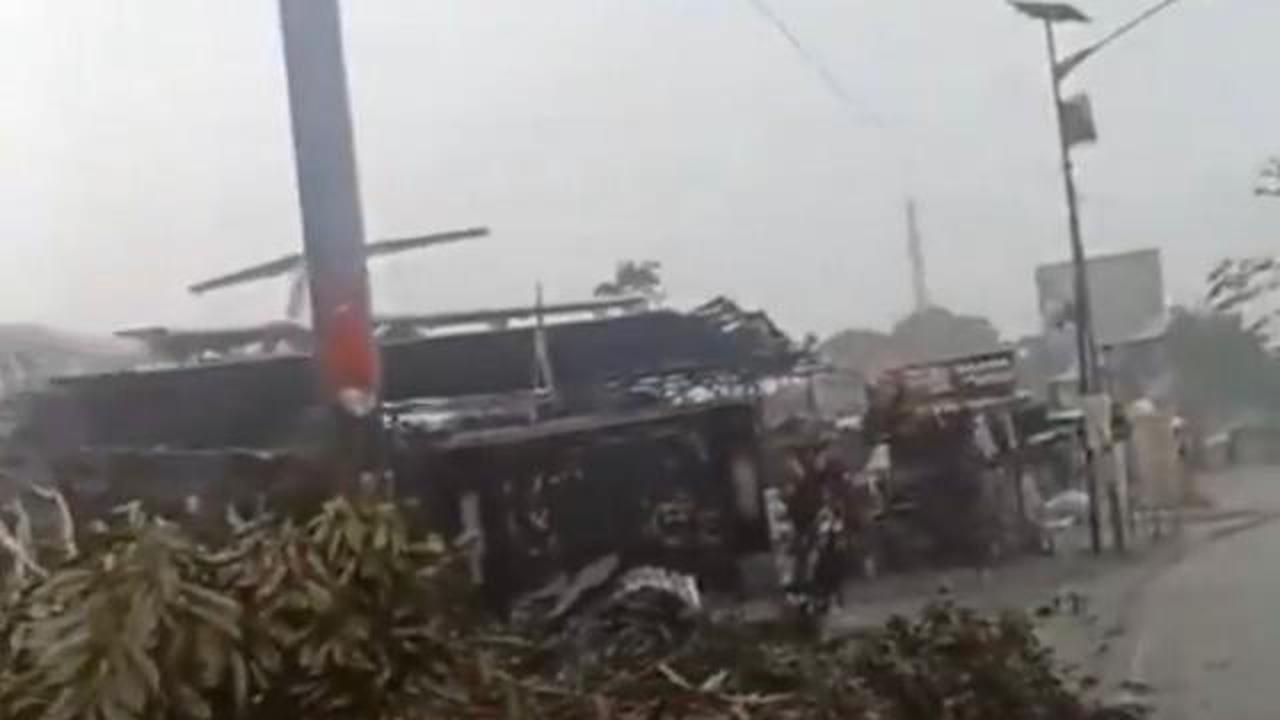 Sayap Pesawat Bekas Hantam Rumah Warga Hingga Rusak Parah