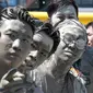 Wajah sejumlah orang yang terkena air lumpur selama Festival Lumpur Boryeong di Pantai Daecheon di Boryeong, Korea Selatan, (14/7). Festival lumpur tahunan ke-21 ini menampilkan gulat lumpur. (AP Photo / Ahn Young-joon)