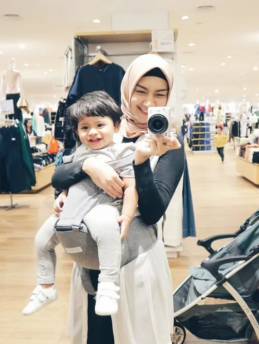 Istri bos rumah produksi itu terlihat pertama kali mengunggah foto mengenakan hijab pada 23 Februari ini. "My Support System❤️ thankyou for today mom." tulisnya dengan mengenakan hijab. (Instagram/melodyprima)