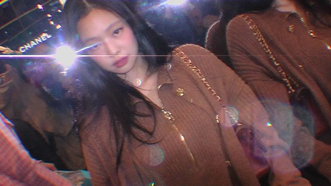 Gaya Slay Jennie BLACKPINK Keliling Paris Kenakan Outfit Musim Dingin, Andalkan Knitwear dan Koleksi Tas Termahal dari Chanel