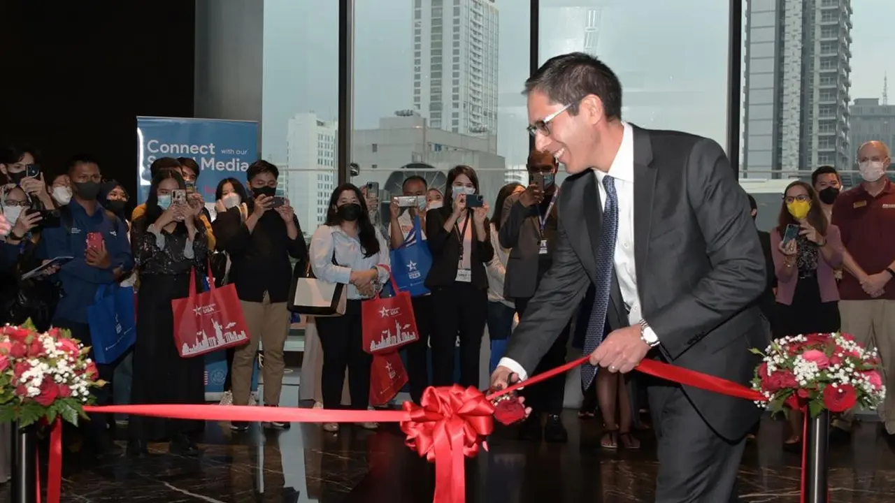 Wakil Duta Besar Amerika Serikat Michael Kleine dalam pembukaan pameran pendidikan EducationUSA di Jakarta (Kedubes AS).
