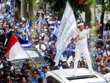 Gubernur Jawa Barat, Dedi Mulyadi, ikut merayakan Persib Bandung juara BRI Liga 1 dari Balai Kota menuju Gedung Sate, Bandung, Jawa Barat, Minggu, (25/5/2025). Pemain dan ribuan bobotoh tumpah ruah merayakan keberhasilan Maung Bandung juara Liga 1. (Bola.com/M Iqbal Ichsan)