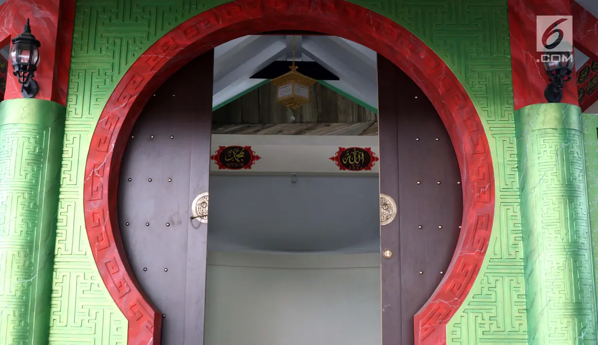Pintu masuk Musala Babah Alun AGP di Jalan Pasir Putih, Pademangan, Jakarta, Rabu (6/2). Musala yang berdiri di kolong Tol Ir. Wiyoto Wiyono ini memiliki mengusung gaya arsitektur Tiongkok. (Liputan6.com/Helmi Fithriansyah)