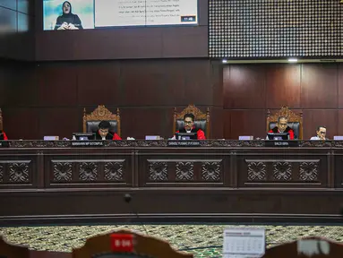 Suasana sidang pengucapan putusan Perkara Nomor 81/PUU-XXI/2023 di Ruangan Sidang Lantai 2, Gedung Mahkamah Konstitusi, Jakarta, Rabu (29/11/2023). Mahkamah Konstitusi (MK) menolak gugatan uji materi terhadap Pasal 15 Ayat 2 Huruf D Undang-Undang Nomor 7 Tahun 2020 tentang MK atau UU MK yang mengatur syarat usia minimal hakim konstitusi. (Liputan6.com/Faizal Fanani)