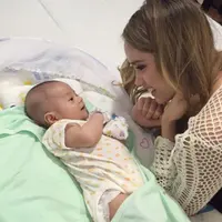 Cinta Laura tampak akrab dengan seorang bayi. (Instagram)