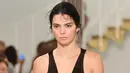 Melansir dari Ace Showbiz belum lama ini, Kendall merupakan model paling laris sekarang ini. Bukan hanya berlenggang di catwalk, namun juga membintangi iklan di berbagai produk, dari fashion hingga kosmetik. (AFP/Marco Bertorello)