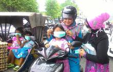 Kabut asap selimuti Aceh, aktivis perempuan bagikan 1.000 masker