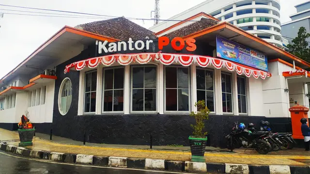 Kehadiran Pos Logistik, anak perusahaan PT Pos Indonesia siap memberikan kemudaahan seperti diskon pengiriman serta paket penjemputan kiriman barang bagi UMKM. (Liputan6.com/Jayadi Supriadin)