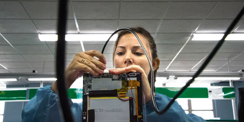 Melihat Keahlian IT Wanita Merakit Tablet PC di Kuba