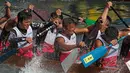 Peserta saat mengayuh perahu dalam lomba perahu naga di Hong Kong, Selasa, (30/5). Turnamen ini diselenggarakan untuk memperingati festival perahu naga yang diadakan di seluruh Hong Kong. (AP Photo / Vincent Yu)