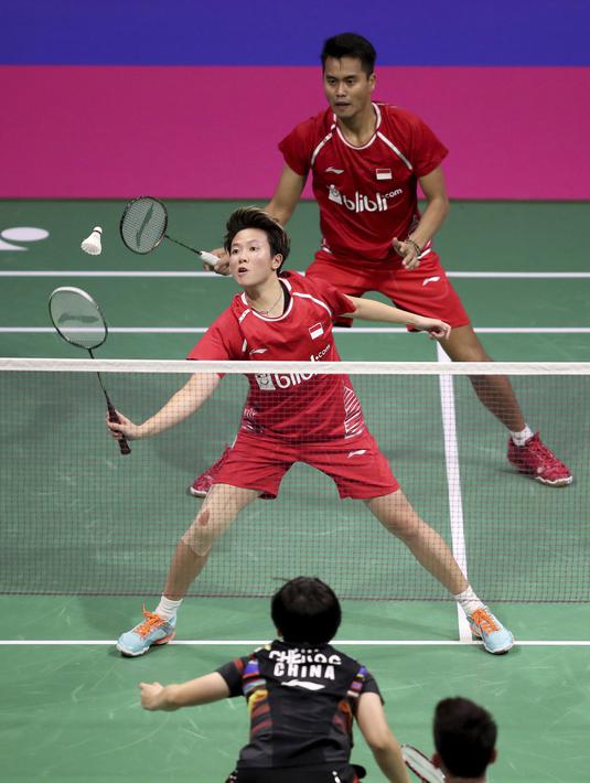 Aksi Liliyana Natsir dan ontowi Ahmad saat melawan ganda China, Siwei Zheng/Qingchen Chen pada ajang BWF World Championships 2017 di Emirates Arena, Glasgow (27/8/2017). Tontowi/Liliyana menang 15-21, 21-16, 21-15. (Jane Barlow(/PA via AP)