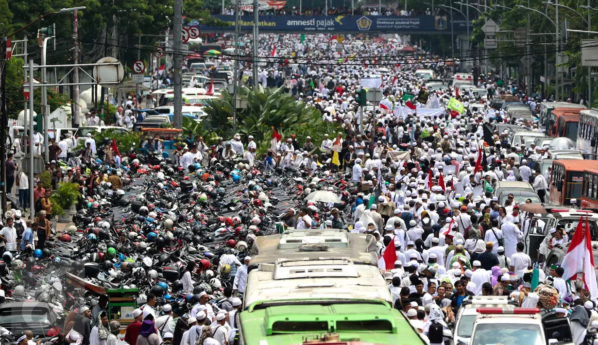 Ribuan demonstran mulai bergerak menuju Balai Kota, Jakarta, Jumat (4/11). Mereka akan melakukan unjuk rasa terkait dugaan penistaan agama yang dilakukan Basuki Tjahaja Purnama (Ahok). (Liputan6.com/Faizal Fanani)