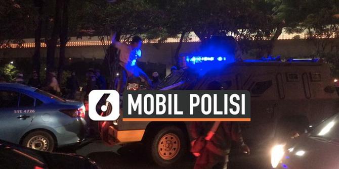 VIDEO: Detik-Detik Mobil Polisi Diamuk Demonstran