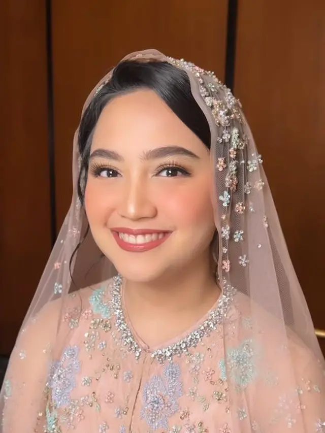 Resmi Menikah, Intip 6 Potret Rachel Amanda Berkebaya Pink di Momen Pengajian